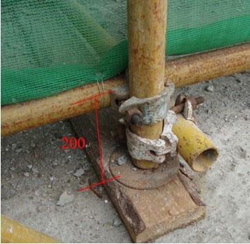 横向扫地杆应采用直角扣件固定在紧靠纵向扫地杆下方的立杆上. 6.3.