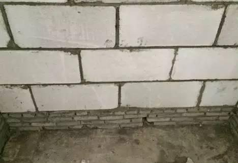 5,卫生间穿墙水管不得从导墙中穿过,应从导墙上部的砌体中穿过.