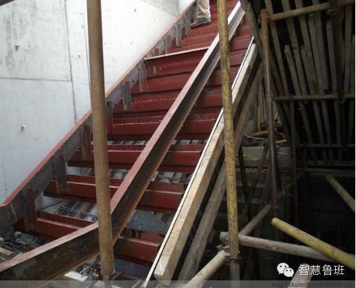 (2)推荐做法:楼梯踏步采用定型化钢模.